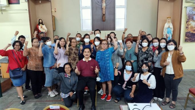 Seluruh calon peserta Emmaus Journey angkatan ke-VIII berfoto bersama pada akhir acara--pakai